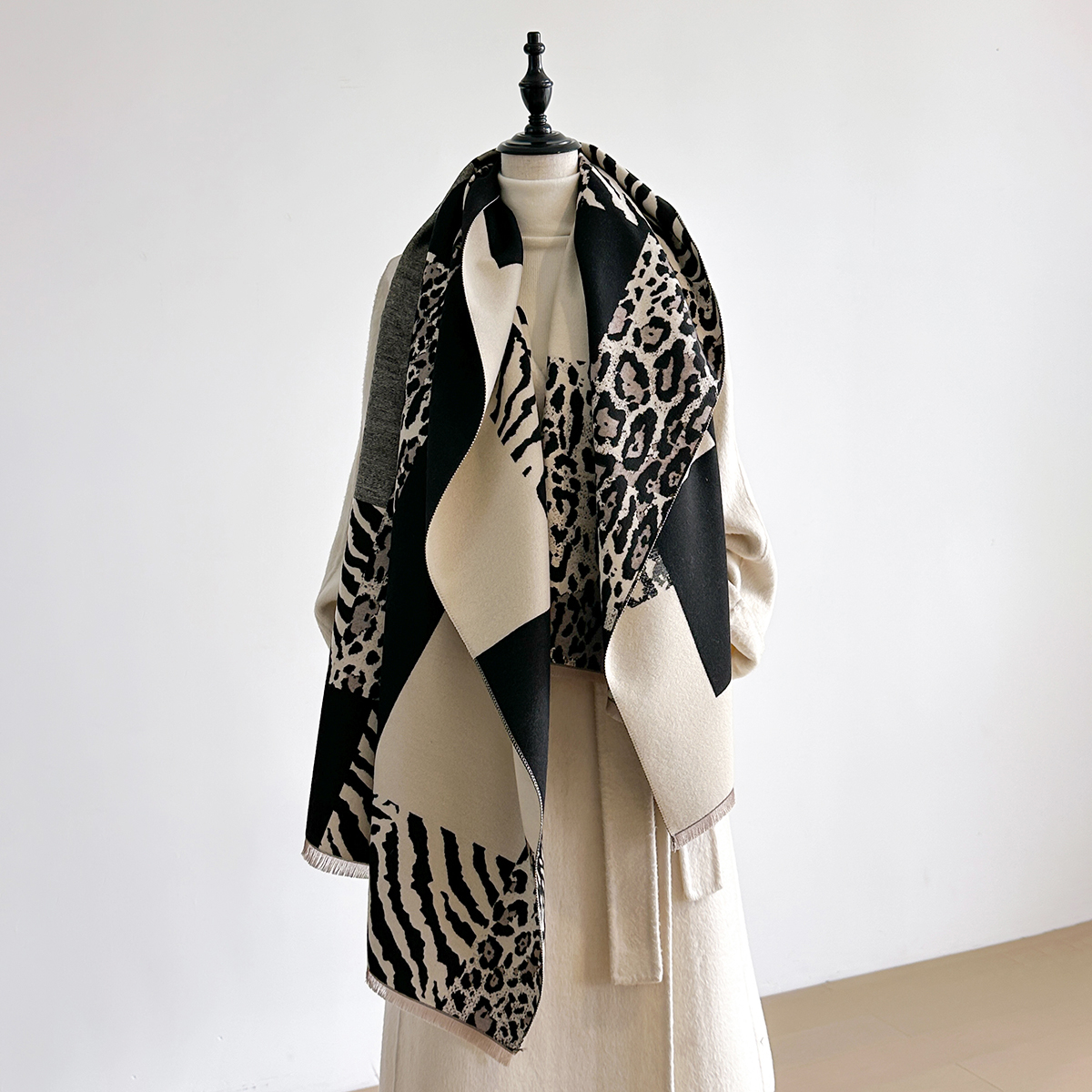 New Brand Elegance Two-Sided L - مراجعة Woven Scarf Blanket وسعره