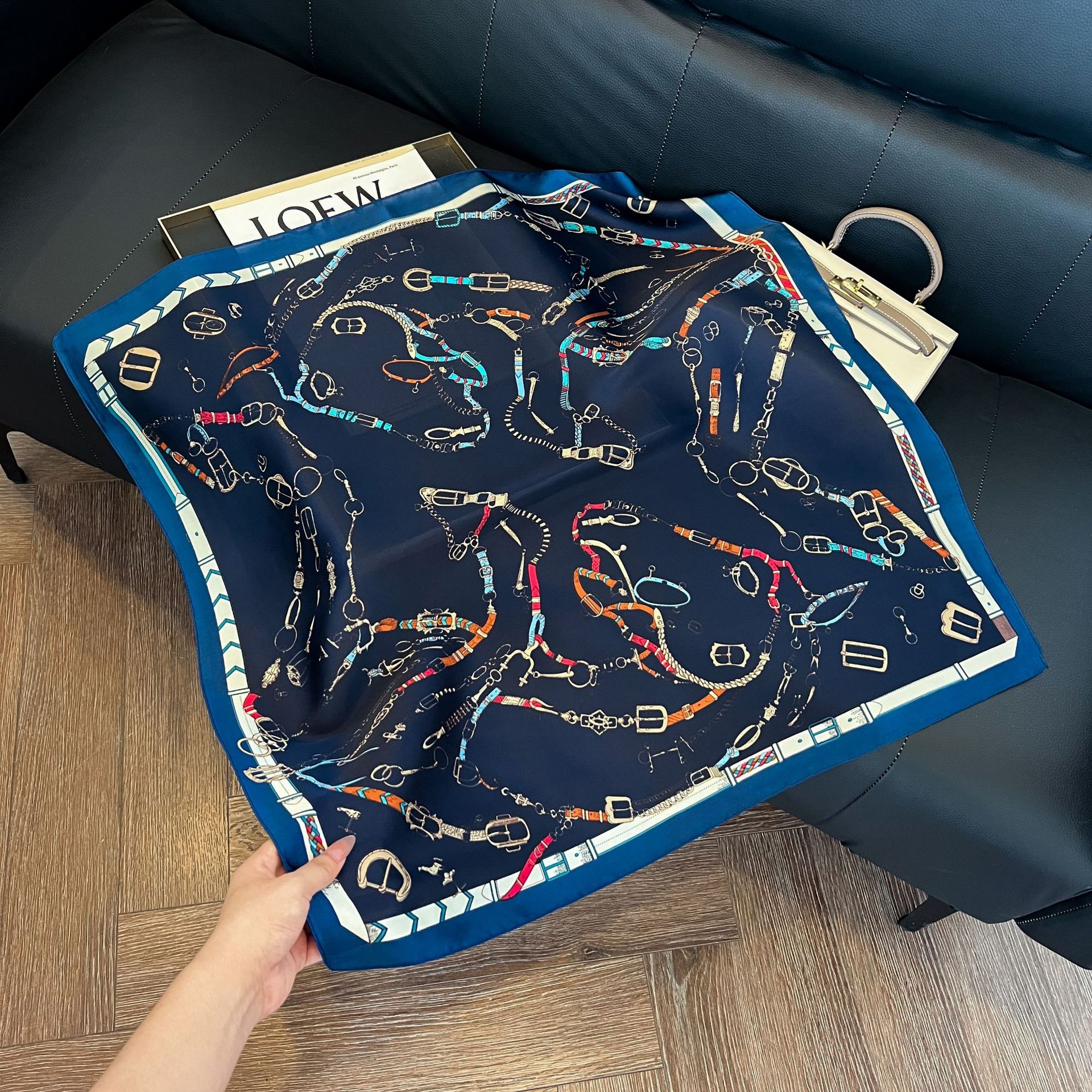 Luxury Brand Chain Print Small - مراجعة Scarf Silk Square وسعره