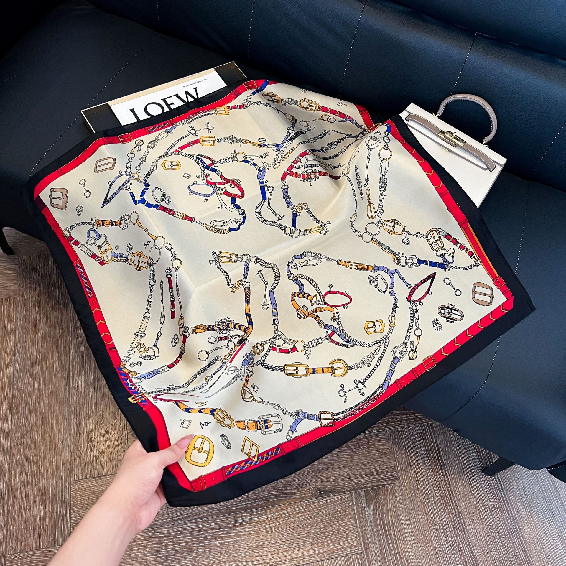 Luxury Brand Chain Print Small - مراجعة Scarf Silk Square وسعره