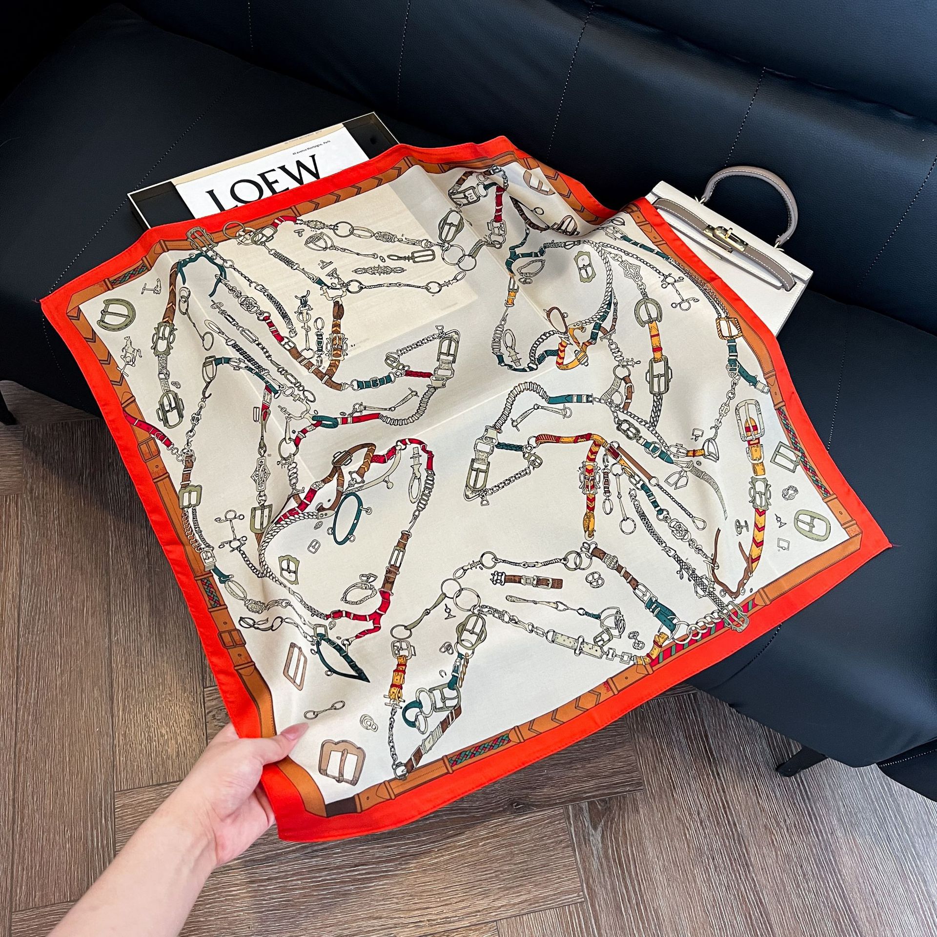 Luxury Brand Chain Print Small - مراجعة Scarf Silk Square وسعره