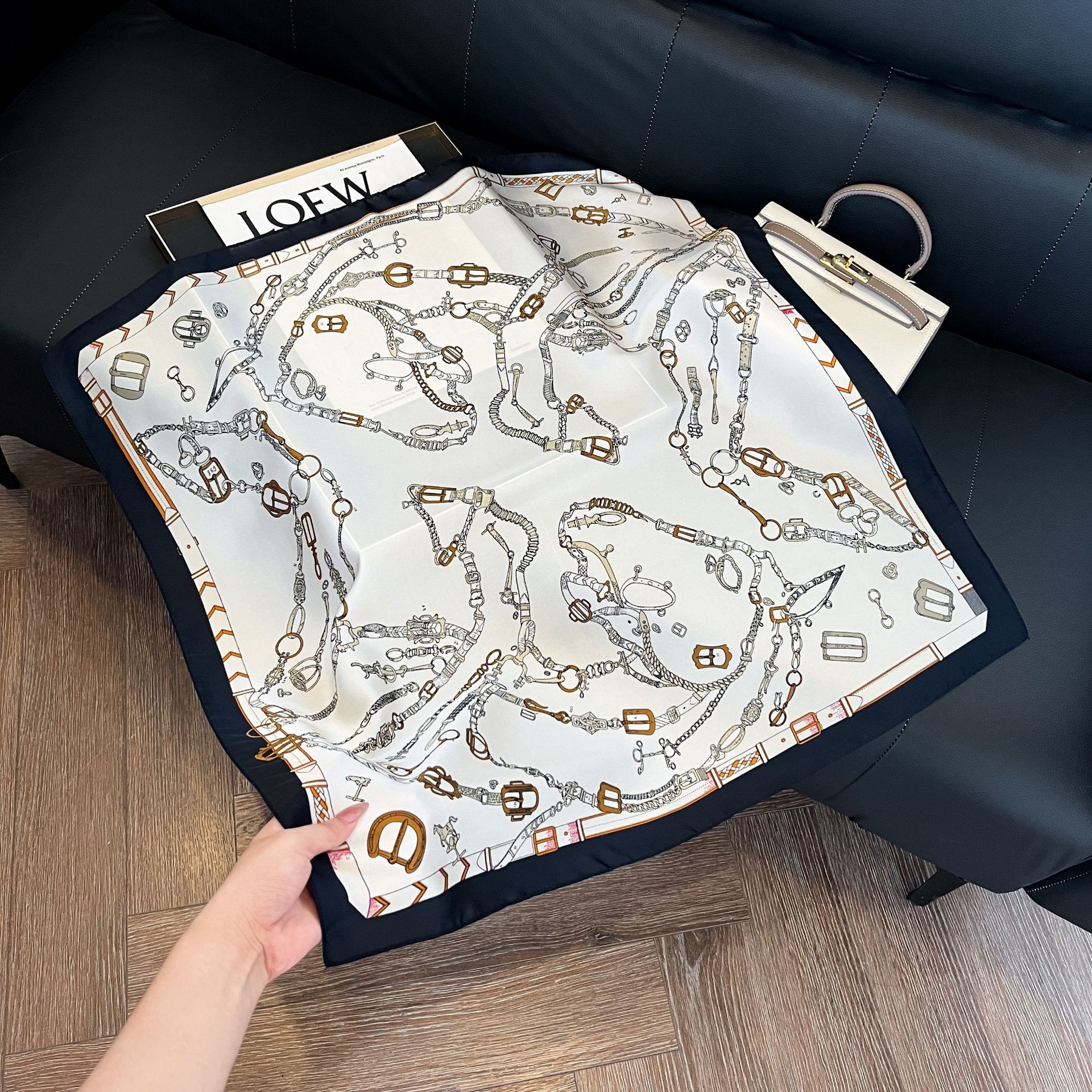 Luxury Brand Chain Print Small - مراجعة Scarf Silk Square وسعره